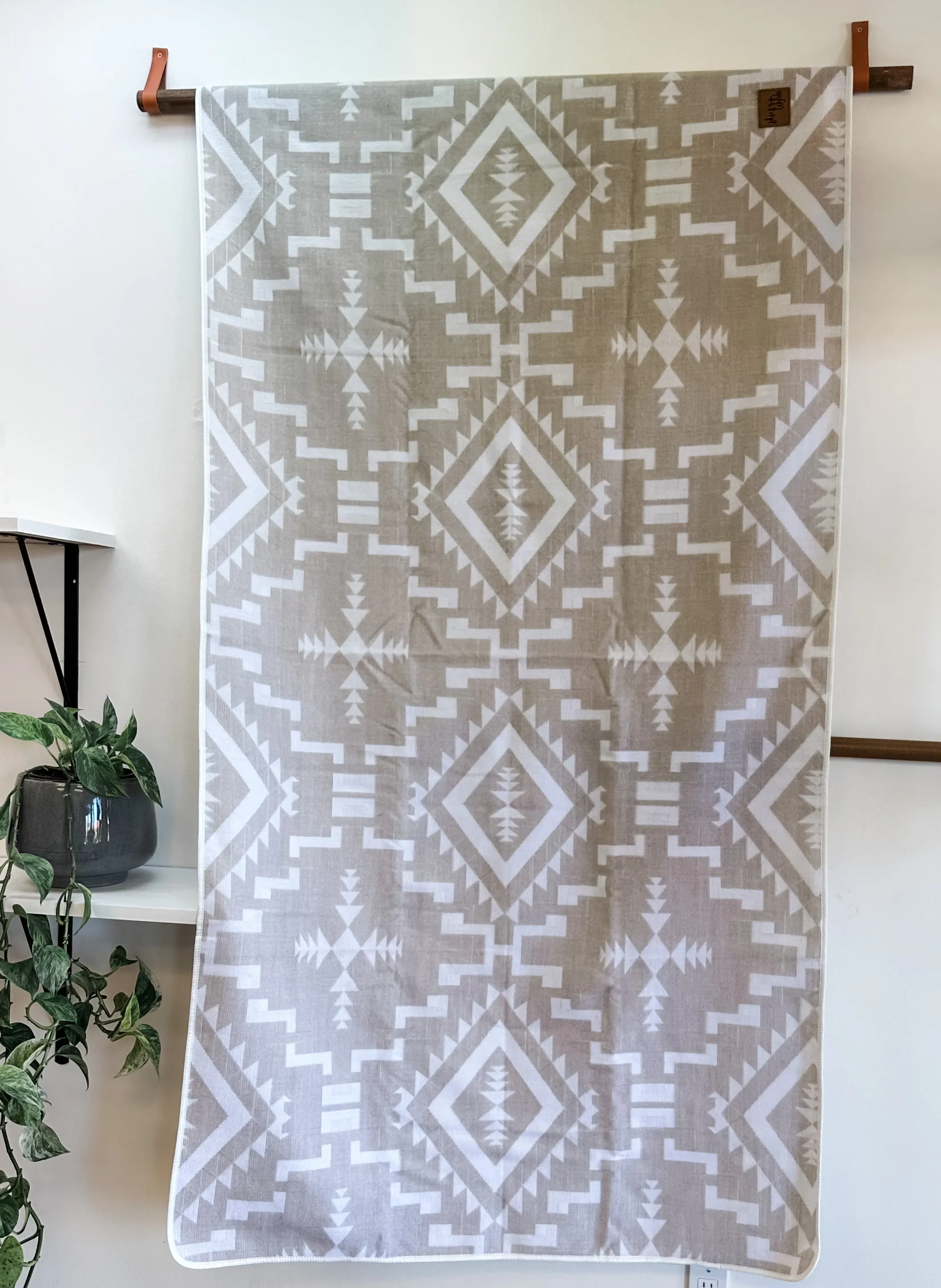 Coca Aztec Reversible Blanket  //  Beige/White